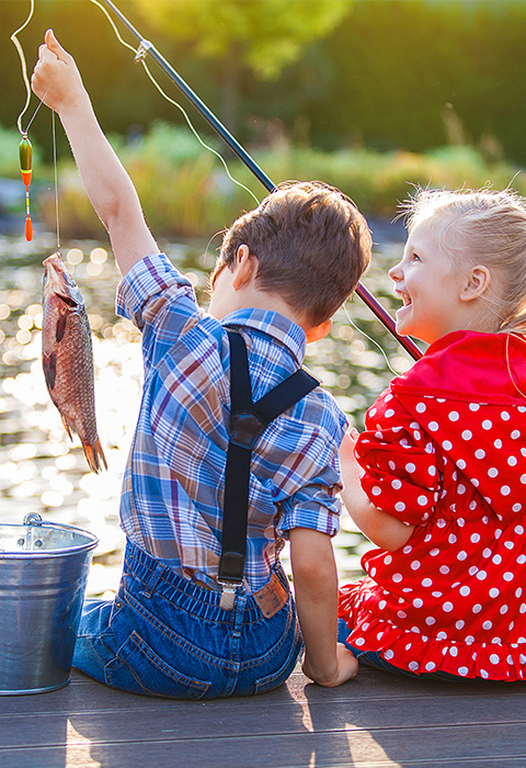 Un petit garçon et une petite fille en train de pêcher du poisson pour illustrer l’article de DVV pour savoir que faire avec l’argent d’un héritage