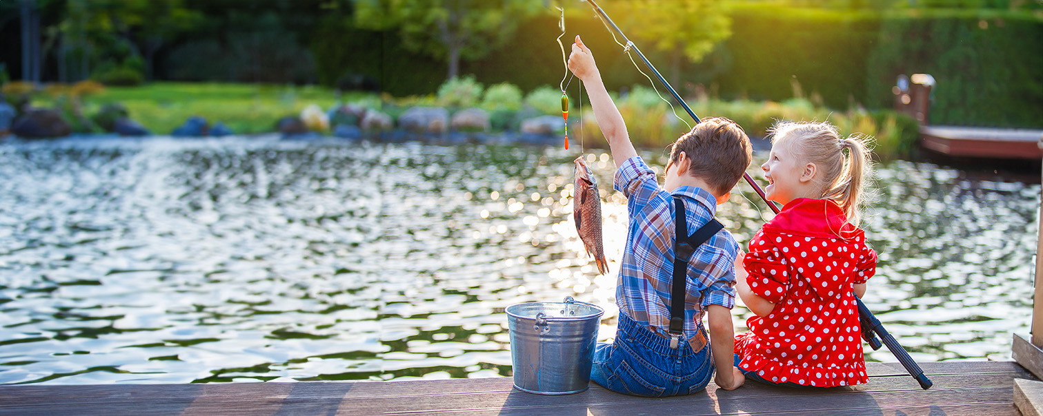 Un petit garçon et une petite fille en train de pêcher du poisson pour illustrer l’article de DVV pour savoir que faire avec l’argent d’un héritage