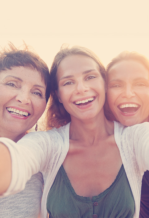 Une grand-mère, une mère et une femme sur 3 générations pour illustrer l’article de DVV sur les conséquences de racheter du rachat d’une épargne-pension.