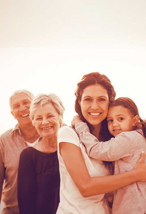 Famille avec grands-parents, parents et (beau-)enfants pour illustrer la page épargne-pension combinée à une assurance Obsèques