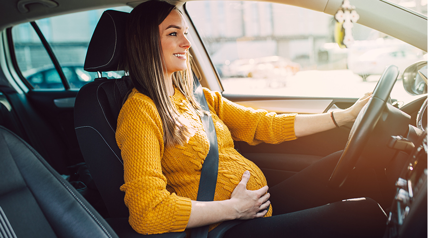 Une Femme Enceinte Portant Une Ceinture De Sécurité Conduit Une