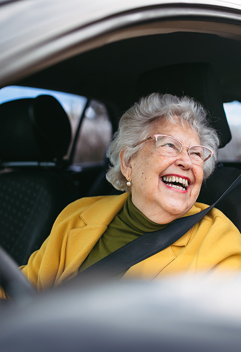 Oudere dame achter het stuur van de wagen als illustratie voor de pagina Drive for Life van DVV 