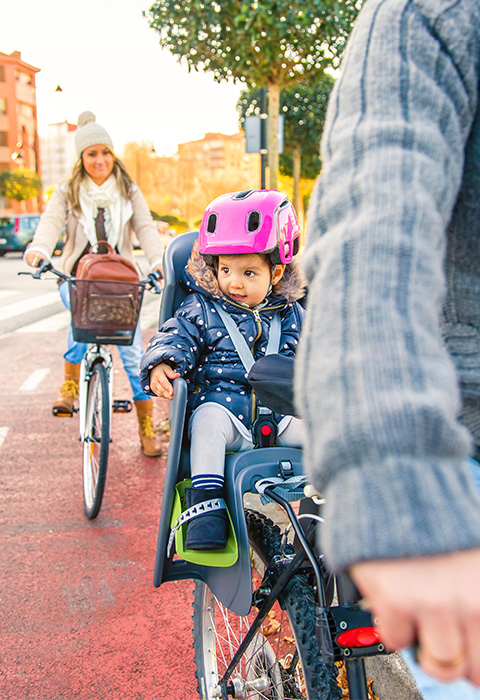 Des cyclistes dans la circulation pour illustrer la page de DVV sur les règles de sécurité pour cyclistes