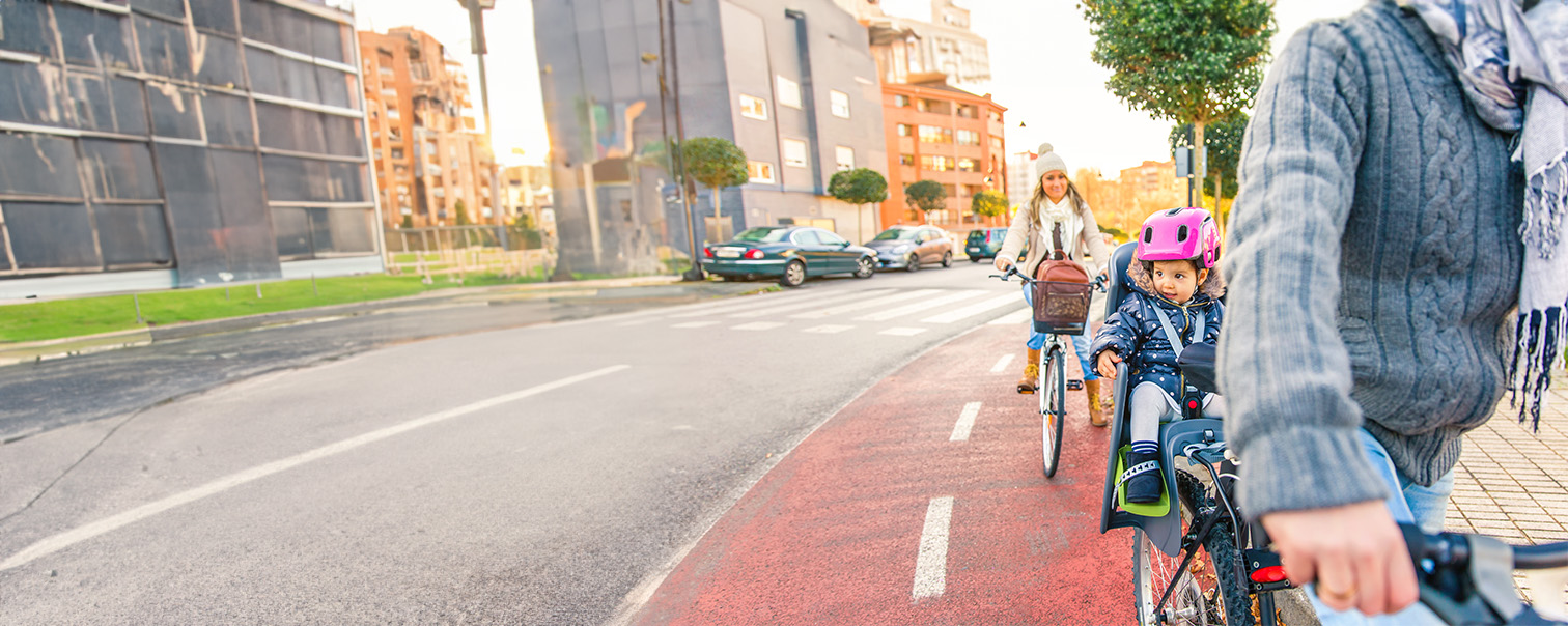Des cyclistes dans la circulation pour illustrer la page de DVV sur les règles de sécurité pour cyclistes