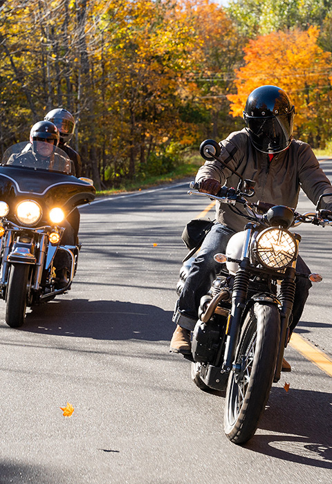 Motard sur la route pour illustrer la page de l'assurance deux-roues pour moto de DVV