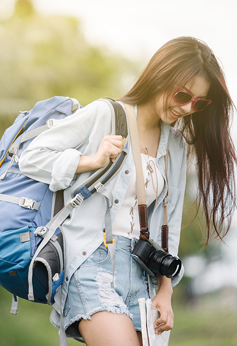 Femme avec un sac à dos de trekking pour illustrer la page de l'assurance voyage de DVV