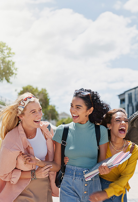 Groep dynamische jongeren die in de stad wandelen als illustratie voor de pagoina Startpack van DVV 