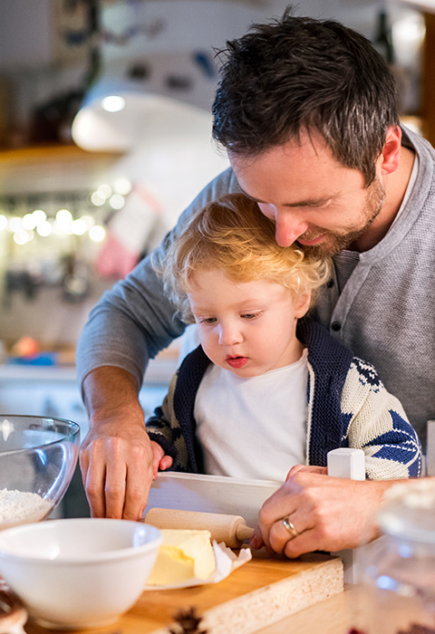 Vader en zoon koken samen als illustratie voor de pagina optie Rechtsbijstand van de woonverzekering van DVV