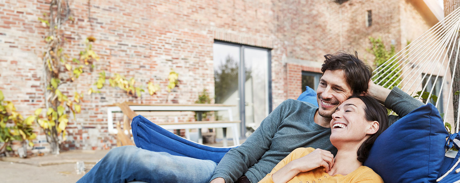 Couple dans un hamac dans le jardin pour illustrer l'option Jardin de l'assurance habitation de DVV