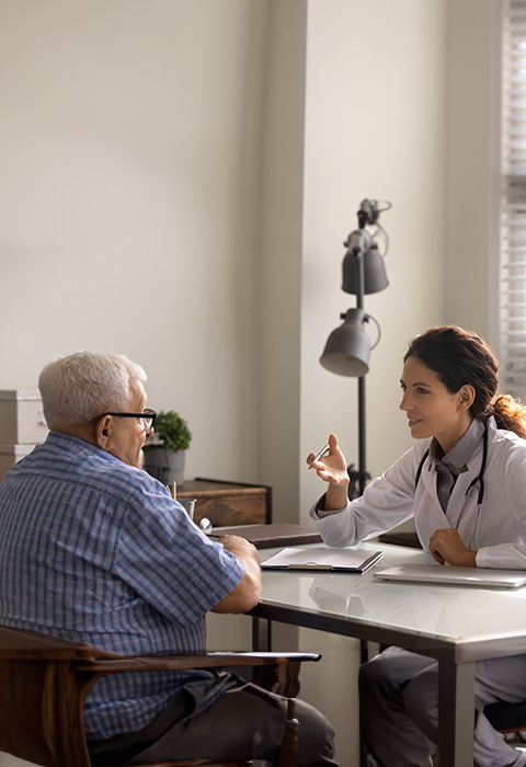 Docteur recevant un patient dans son cabinet pour illustrer la page RC Médical de DVV