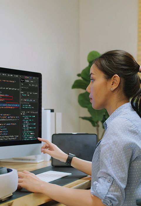 Personne travaillant devant un écran essayant de récupérer des données volées pour Illustrer l'assurance cybersécurité de DVV