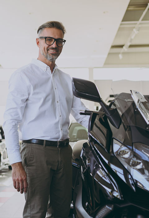 Man die uit wagen stapt als illustratie voor de pagina van de verzekering voor auto en bestelwagen Mobility Pro van DVV 