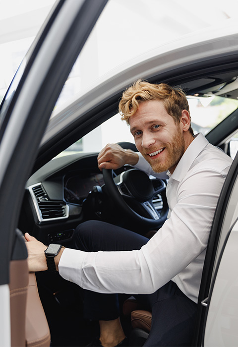 Man die uit wagen stapt als illustratie voor de pagina van de verzekering voor auto en bestelwagen Mobility Pro van DVV 