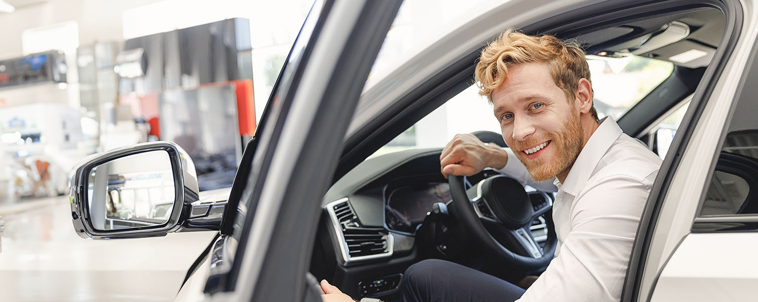 Man die uit wagen stapt als illustratie voor de pagina van de verzekering voor auto en bestelwagen Mobility Pro van DVV 