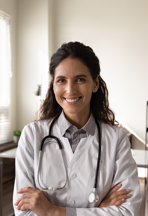 Jeune médecin dans son cabinet pour illustrer la page du ProPack Helthcare de DVV pour le secteur médical