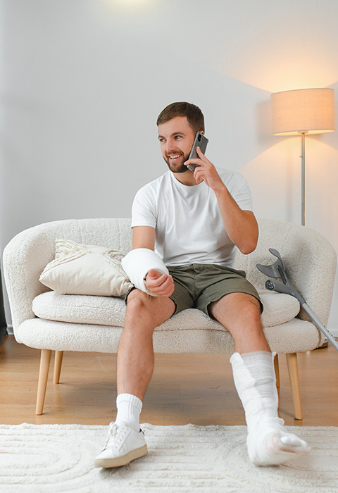Jeune homme blessé suite à un accident pour illustrer la page de l'assurance Accidents Corporels de  base de DVV