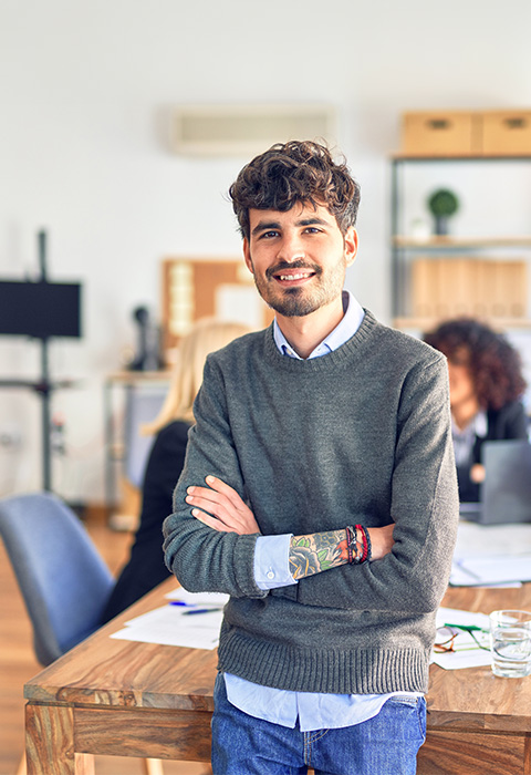 Jeune homme dans un espace de co working pour illustrer la page de la convention de pension pour travailleurs indépendants de DVV