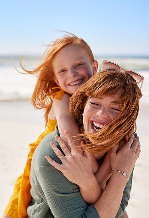 Mère et fille à la mer profitant ensemble du grand air pour illustrer la couverture Revenu garanti de différentes assurances pension