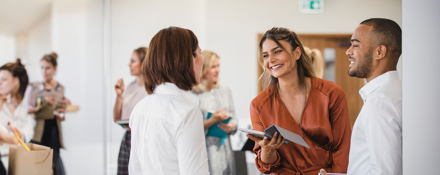 Persoon van HR tijdens de welkomstmeeting van nieuwe werknemers als illustratie voor de pagina groepsverzekering 